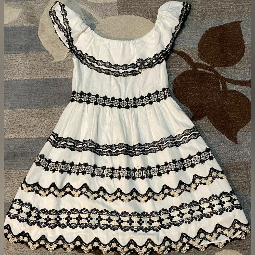 Alice + Olivia & Rozzi On/Off- Shoulder Mini Dress w Embroidered Lace Trims CL3